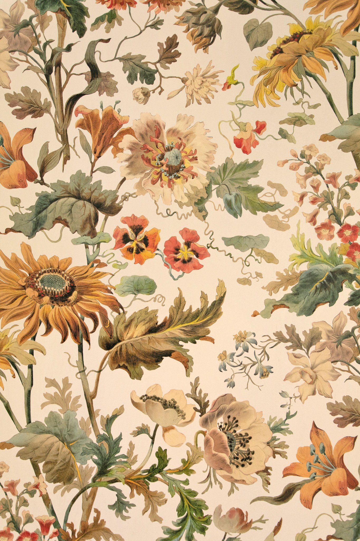 Detail van warm botanisch bloemenbehang met zonnebloemen, bladeren en vogels in gedempte tinten groen, oker, roest en crème.