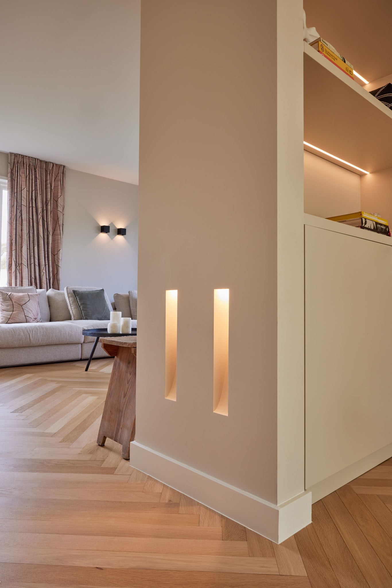Detail van beige maatwerkkast met afgeronde nis en ingebouwde spots.